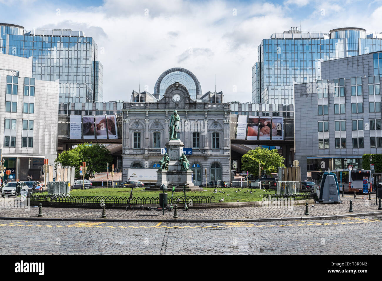 Ixelles, Bruxelles / Belgique - 0427 2019 : la Place du Luxembourg, avec la statue de John Cockerill et le Parlement européen info point Banque D'Images