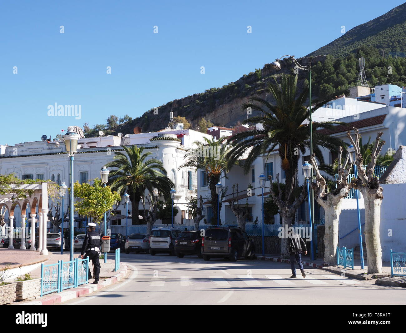 Dans la rue place centrale de la ville de Chefchaouen au Maroc avec ciel bleu clair en journée d'été chaud et ensoleillé. Banque D'Images