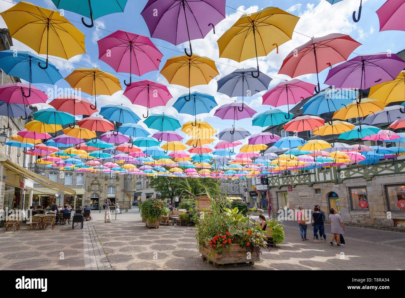 France, Morbihan, Pontivy, les parasols de la Place du Martray Banque D'Images