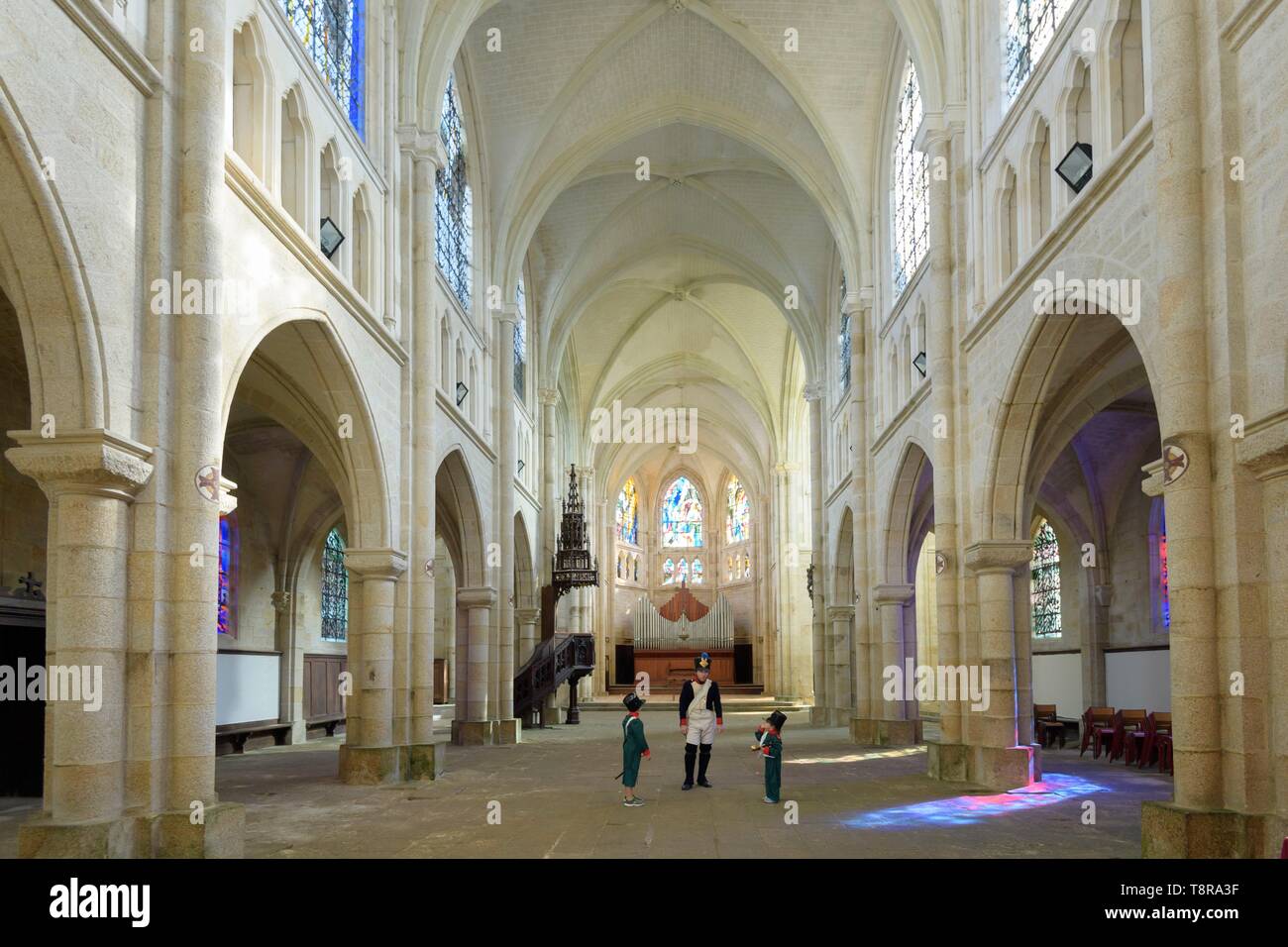 France, Morbihan, Pontivy, les enfants la journée sur les traces de Napoléon à l'intérieur de la basilique de l'Église impériale Banque D'Images