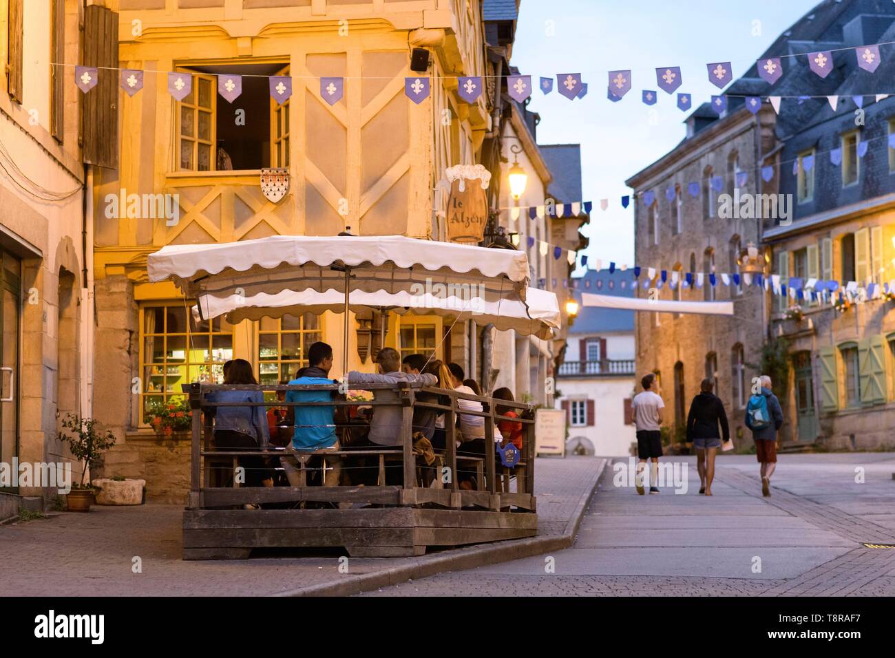 France, Morbihan, Josselin, terrasses de la rue Olivier de Clisson un soir d'été Banque D'Images France, Morbihan, Josselin, terrasses de la rue Olivier de Clisson un soir d'été Banque D'Images