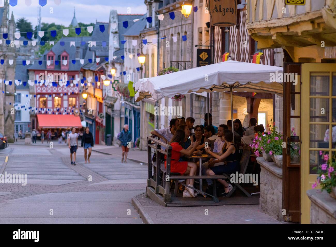 France, Morbihan, Josselin, terrasses de la rue Olivier de Clisson un soir d'été Banque D'Images France, Morbihan, Josselin, terrasses de la rue Olivier de Clisson un soir d'été Banque D'Images
