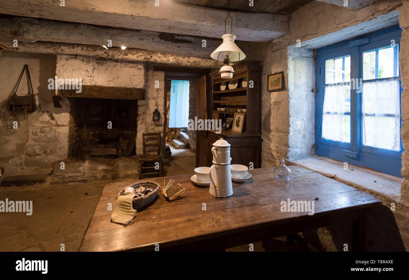 France, Morbihan, Auray, à l'intérieur d'un chalet de l'Ecomusée de St-Dégan Banque D'Images