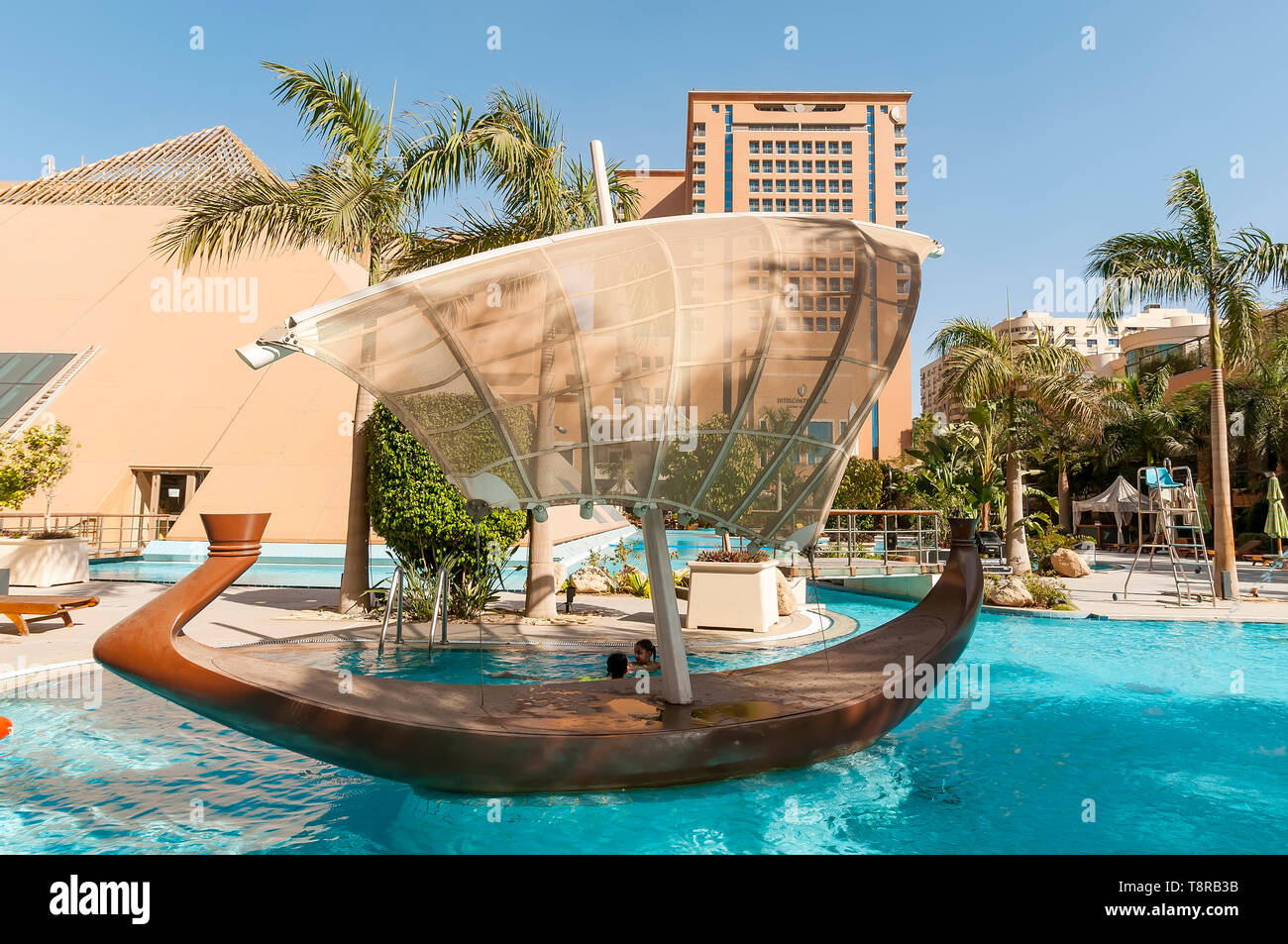 Hôtel Intercontinental Citystars Piscine avec decorationand miniature bateau solaire pharaonique ombre canopy Heliopolis Cairo Egypte Banque D'Images