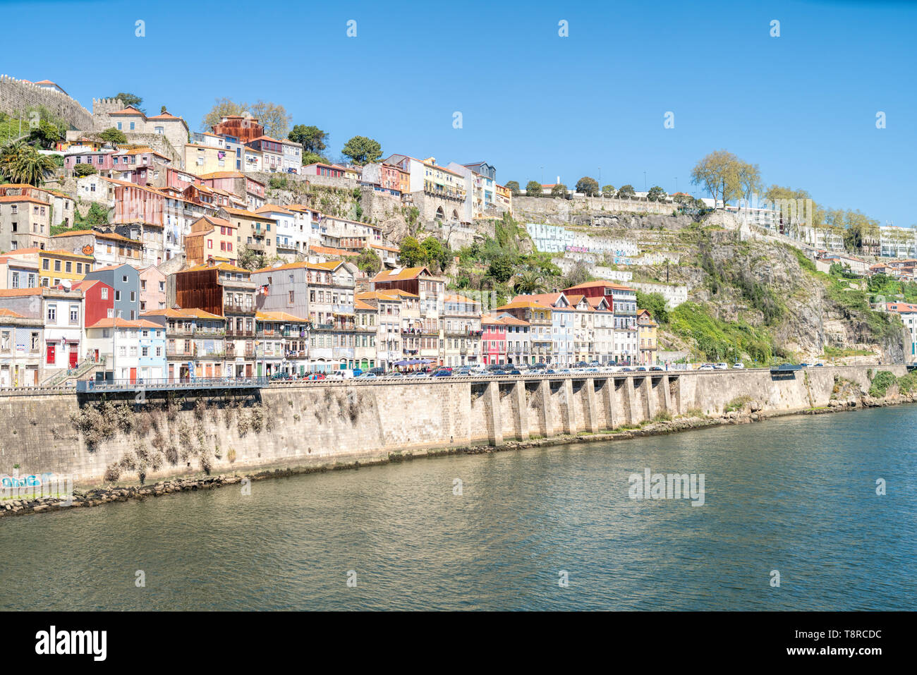 Voir de vieux Porto, porto, vin traditionnel Ribeira colorés bateaux dans la rivière Douro . Portugal Banque D'Images