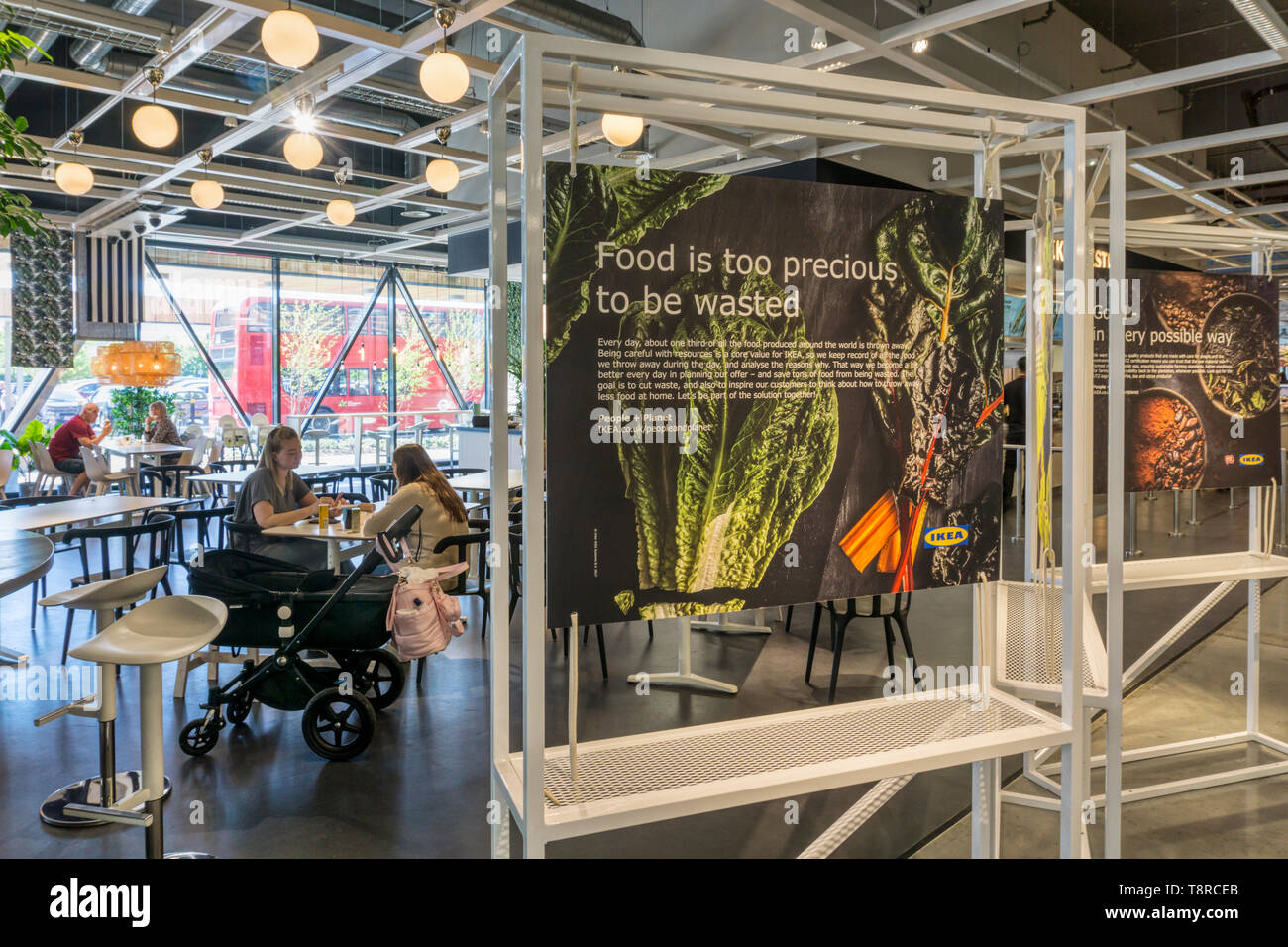 Un signe sur le gaspillage alimentaire dans le restaurant d'IKEA sur la péninsule de Greenwich. Banque D'Images