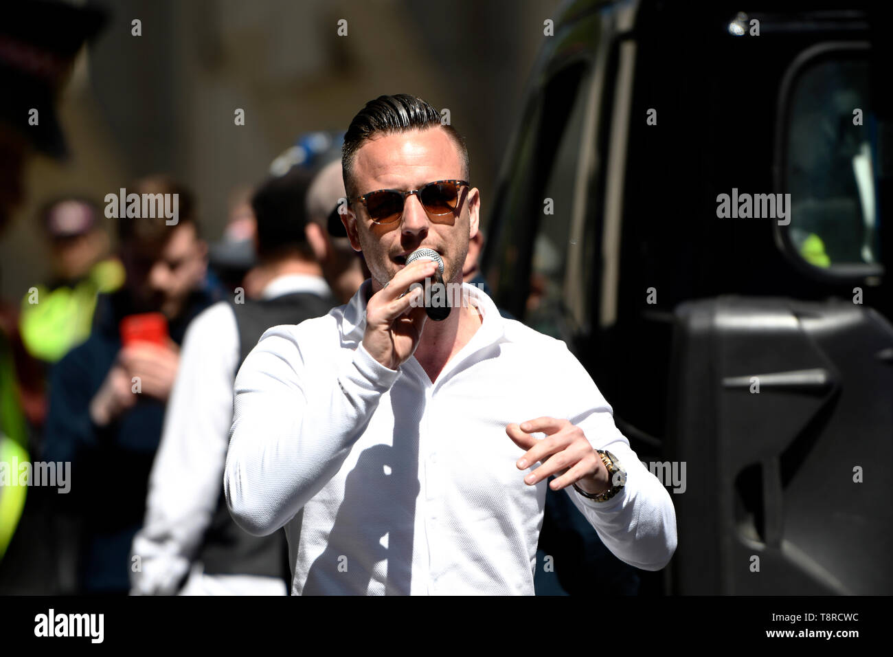 Danny Tommo vu s'adressant à la foule à l'extérieur de l'Old Bailey à Londres. Le leader de droite Tommy Robinson, dont le vrai nom est Stephen, Yaxley-Lennon est allé(e) à la Haute Cour pour dernière audience pour outrage. Pro Tommy Robinson manifestants rassemblés à l'extérieur de l'Old Bailey, tout en Yaxley-Lennon, alias Robinson a parlé. Banque D'Images