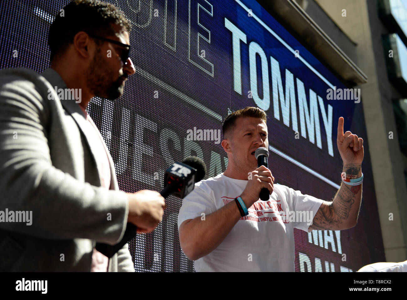 Tommy Robinson vu s'adressant à ses partisans après l'audience. Le leader de droite Tommy Robinson, dont le vrai nom est Stephen, Yaxley-Lennon est allé(e) à la Haute Cour pour dernière audience pour outrage. Pro Tommy Robinson manifestants rassemblés à l'extérieur de l'Old Bailey, tout en Yaxley-Lennon, alias Robinson a parlé. Banque D'Images