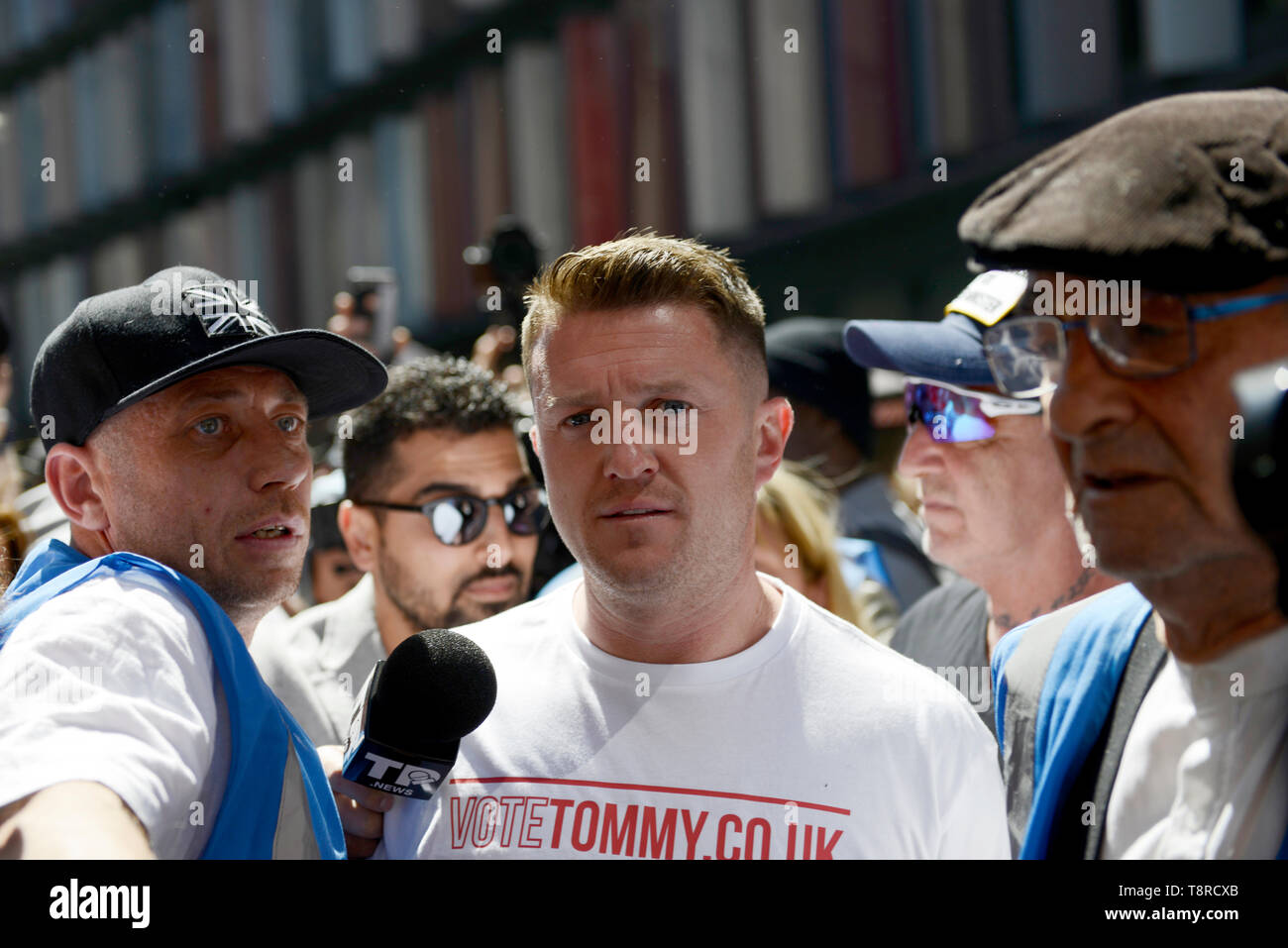 Tommy Robinson vu arriver d'assister à son audience à l'Old Bailey à Londres. Le leader de droite Tommy Robinson, dont le vrai nom est Stephen, Yaxley-Lennon est allé(e) à la Haute Cour pour dernière audience pour outrage. Pro Tommy Robinson manifestants rassemblés à l'extérieur de l'Old Bailey, tout en Yaxley-Lennon, alias Robinson a parlé. Banque D'Images