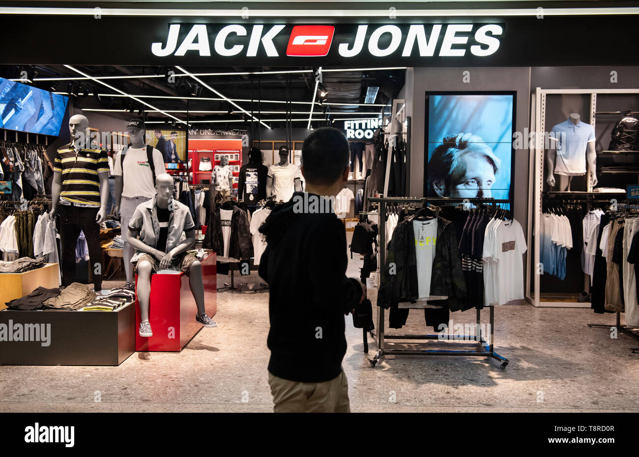 Un piéton vu passant par une marque de vêtements de mode Jack Jones store à  Hong Kong shopping mall Photo Stock - Alamy