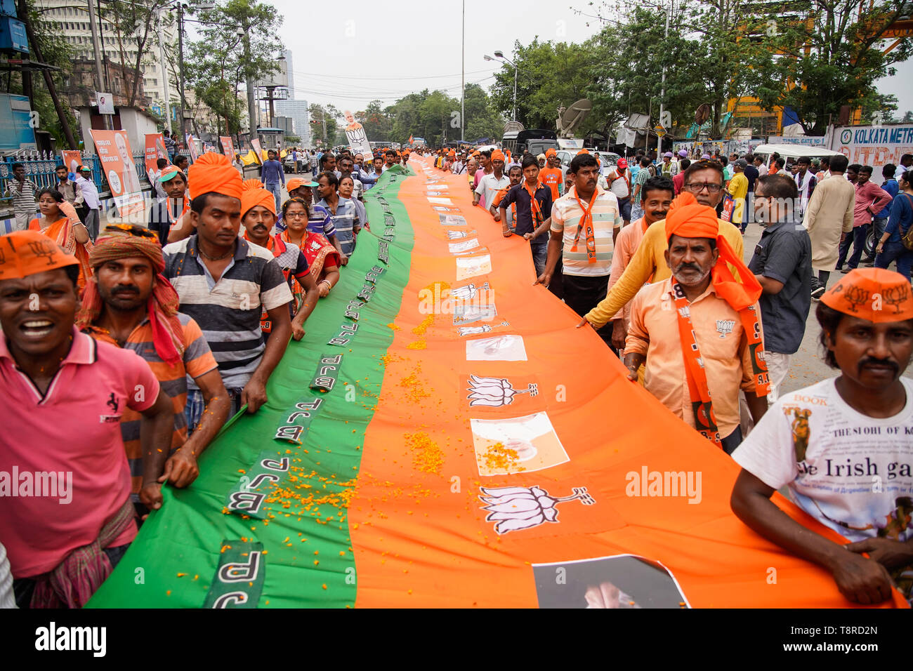 Bharatiya Janta Party ou partisans du BJP vu tenant un immense drapeau pendant le spectacle de Kolkata. Bharatiya Janata Party (BJP) président Amit Shah le mardi a tenu une mega roadshow à Calcutta avec l'appui des candidats du parti de l'avant de la phase finale de la Lok Sabha sondages. Banque D'Images