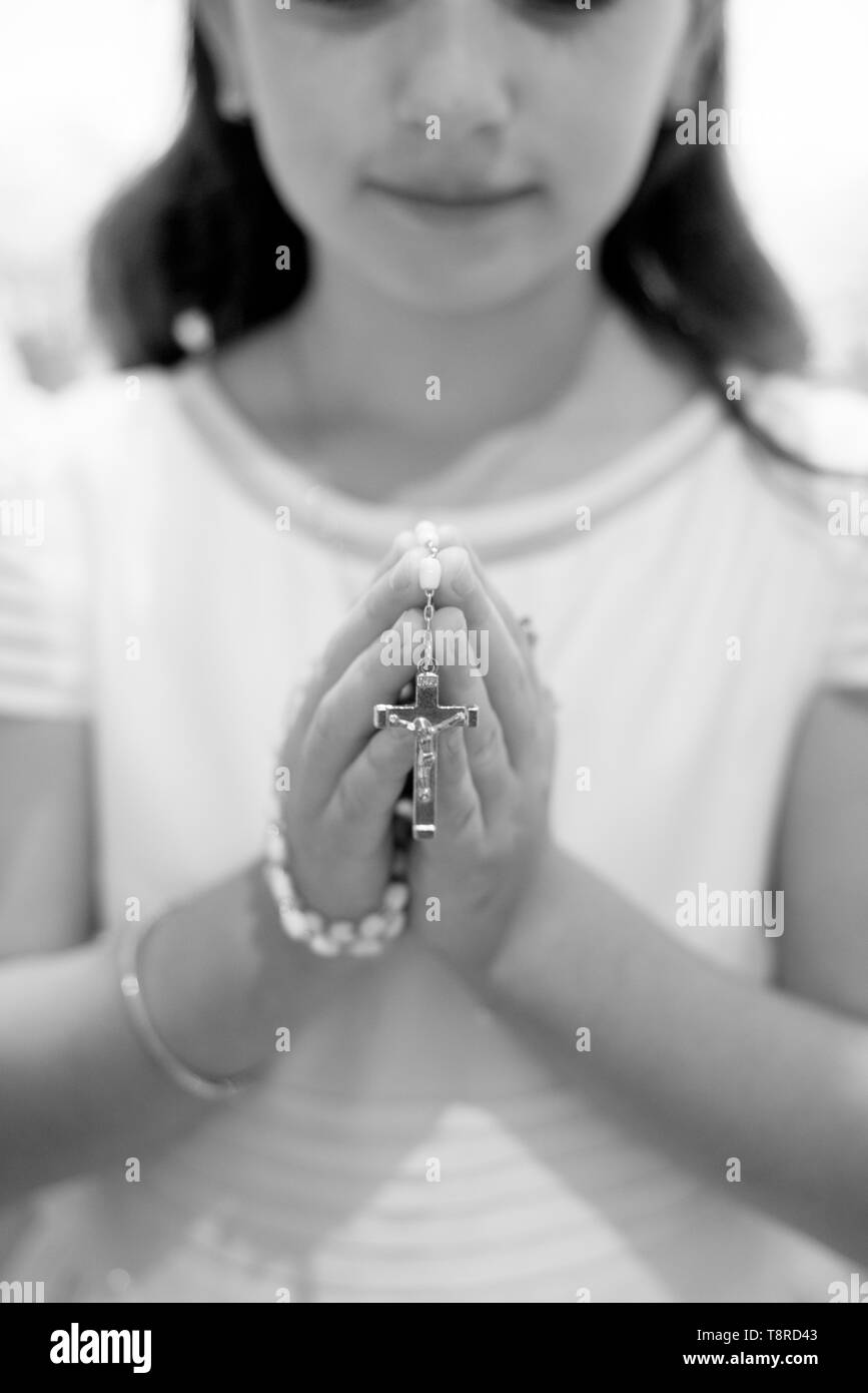 Jolie fille dans la session de photos pour son premier comunnion Banque D'Images
