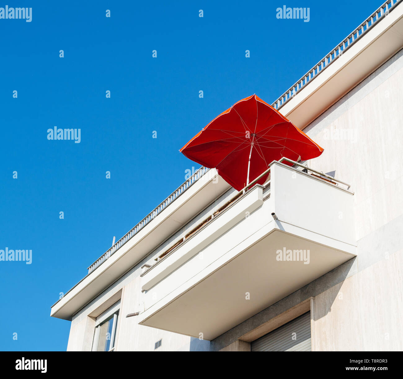 Low angle view of white balcon moderne avec parapluie rouge parasol à un  objet de luxe penthouse-appartement Photo Stock - Alamy
