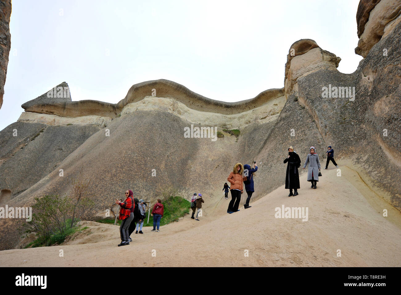 Un groupe de jeunes femmes musulmanes visiter le musée en plein air dans la région de Cappadoce, Turquie Banque D'Images