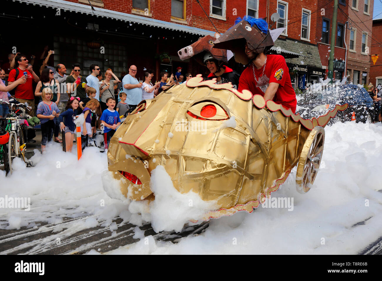 Les participants à l'art à travers un cycle vélos bulle savonneuse au défi 2019 sculpture cinétique Kensington Derby à Philadelphie, PA (11 mai 2019) Banque D'Images
