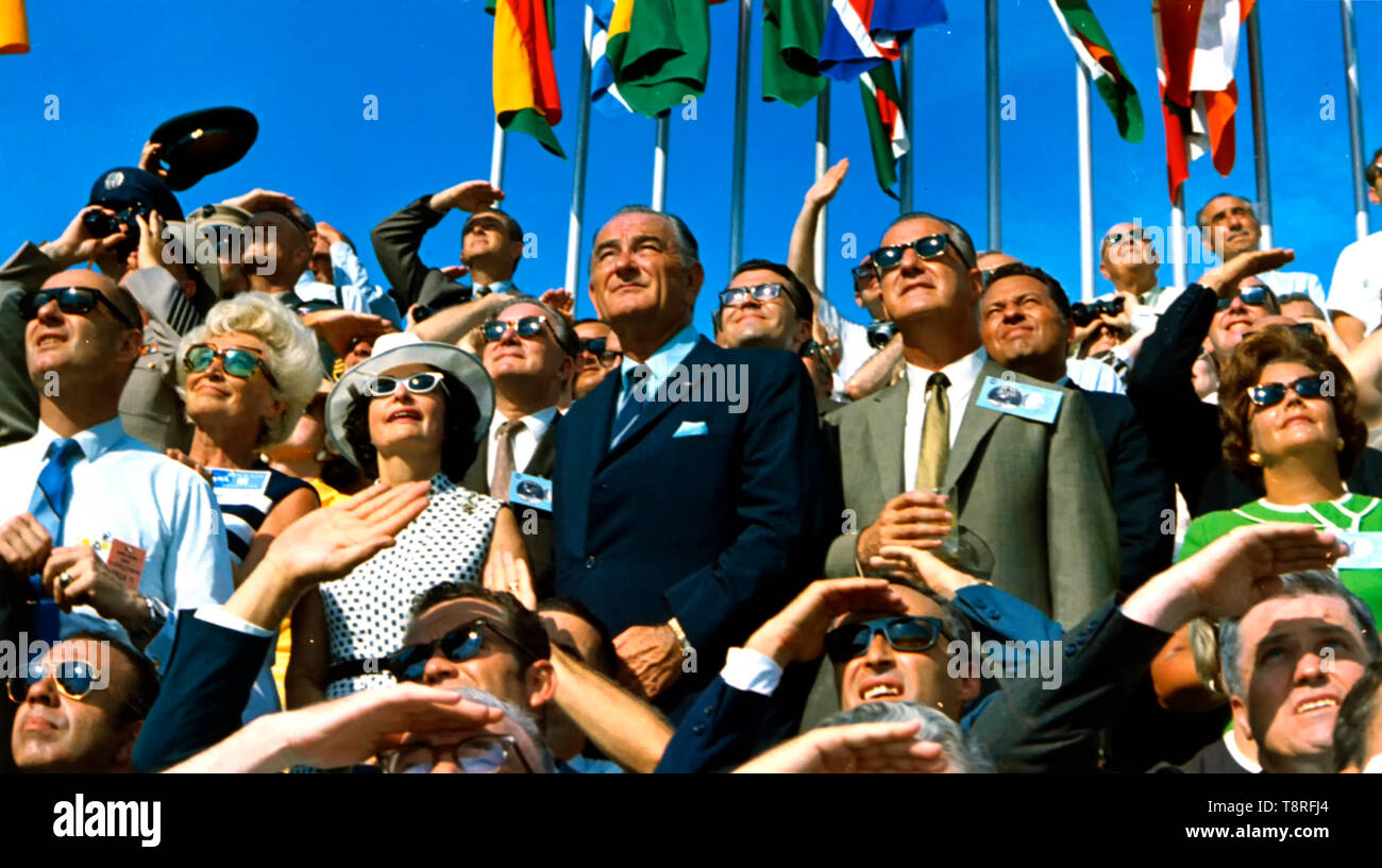 L'ancien président Lyndon B. Johnson (à gauche, sans lunettes de soleil) et le Vice-président Spiro Agnew (droite, centre) voir le décollage d'Apollo 11 à partir de 39A au Centre spatial Kennedy à 9:32 pm HAE, le 16 juillet 1969. 16 juillet 1969 Banque D'Images