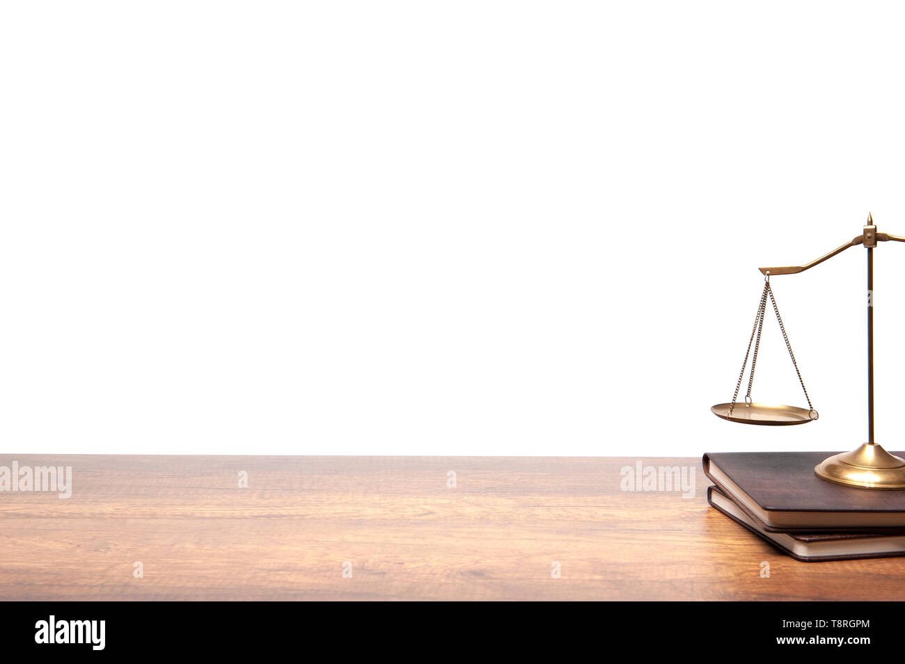 L'échelle d'équilibre en laiton d'or placée sur la table en bois vintage books et sur fond blanc, concept de droit juridique. Banque D'Images