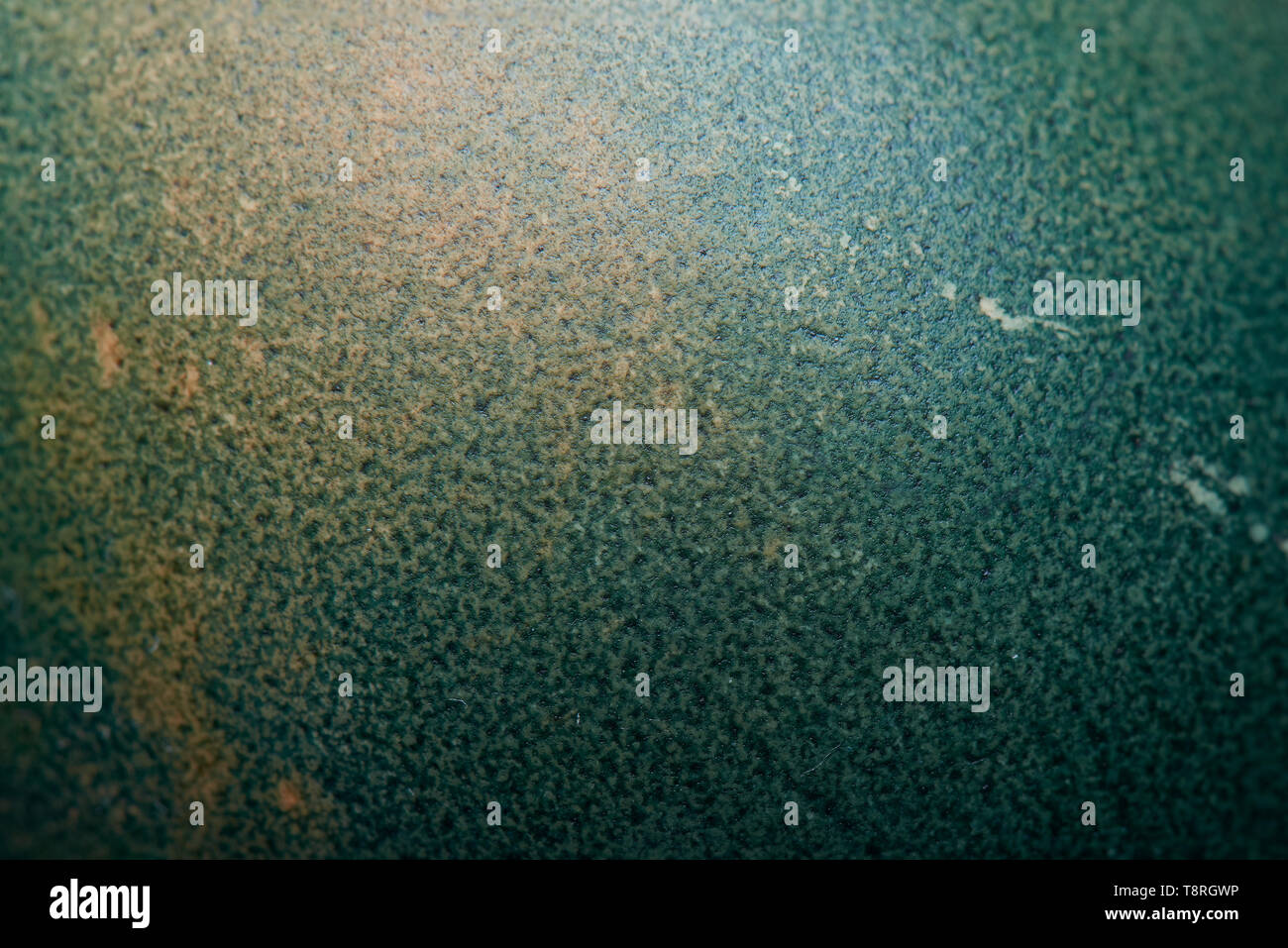 Close-up macro image d'un oeuf de Pâques naturellement colorés shell en utilisant les choux créer une texture intéressante. Banque D'Images