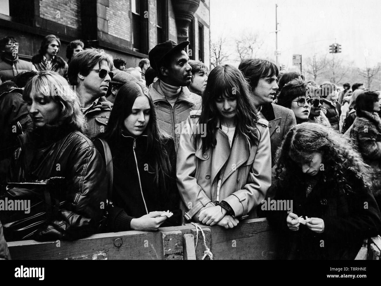 Fans de John Lennon en face de Dakota House, Manhattan, New York, 9 décembre 1980 Banque D'Images