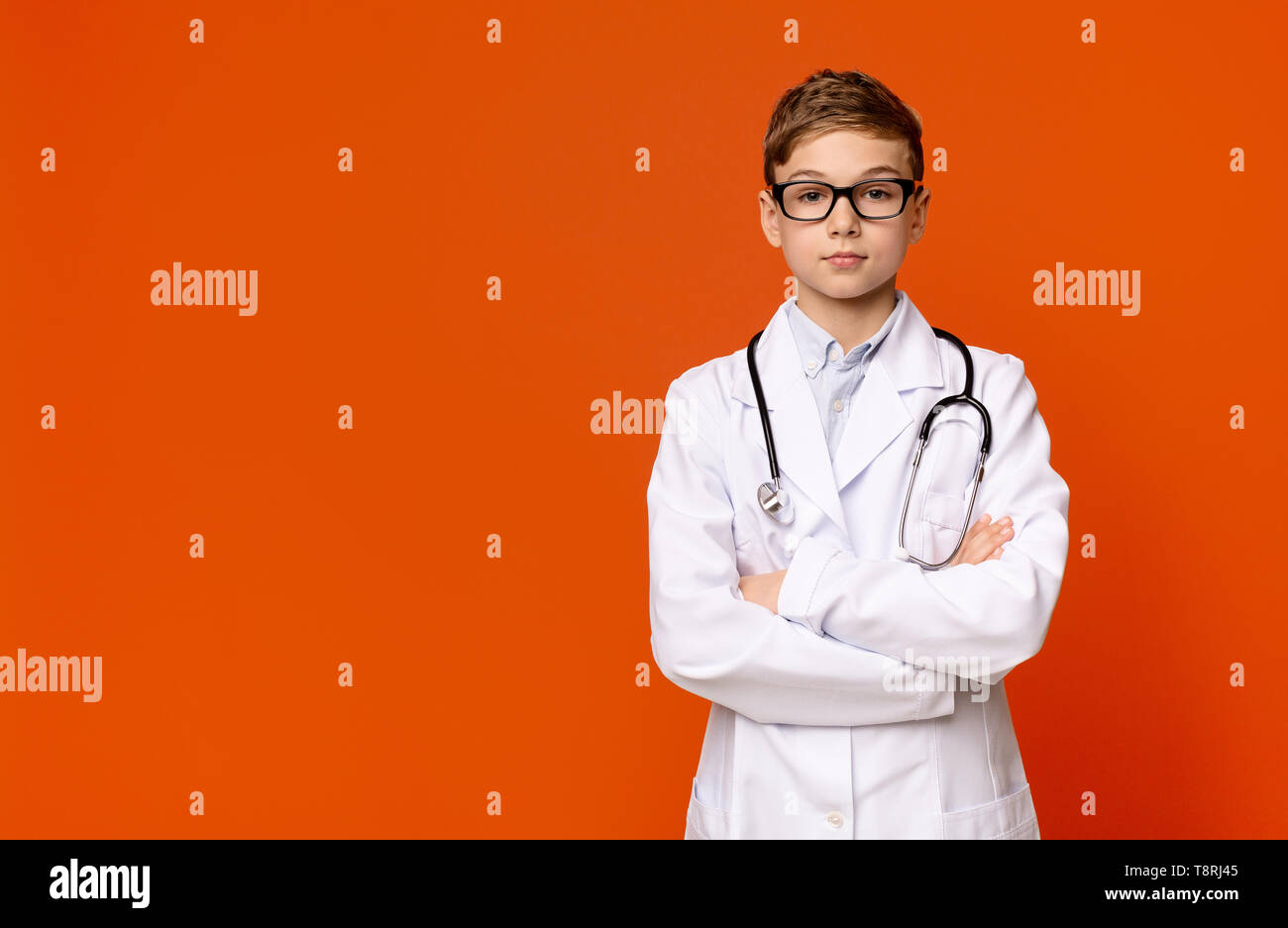 Handsome young doctor posing with arms crossed Banque D'Images