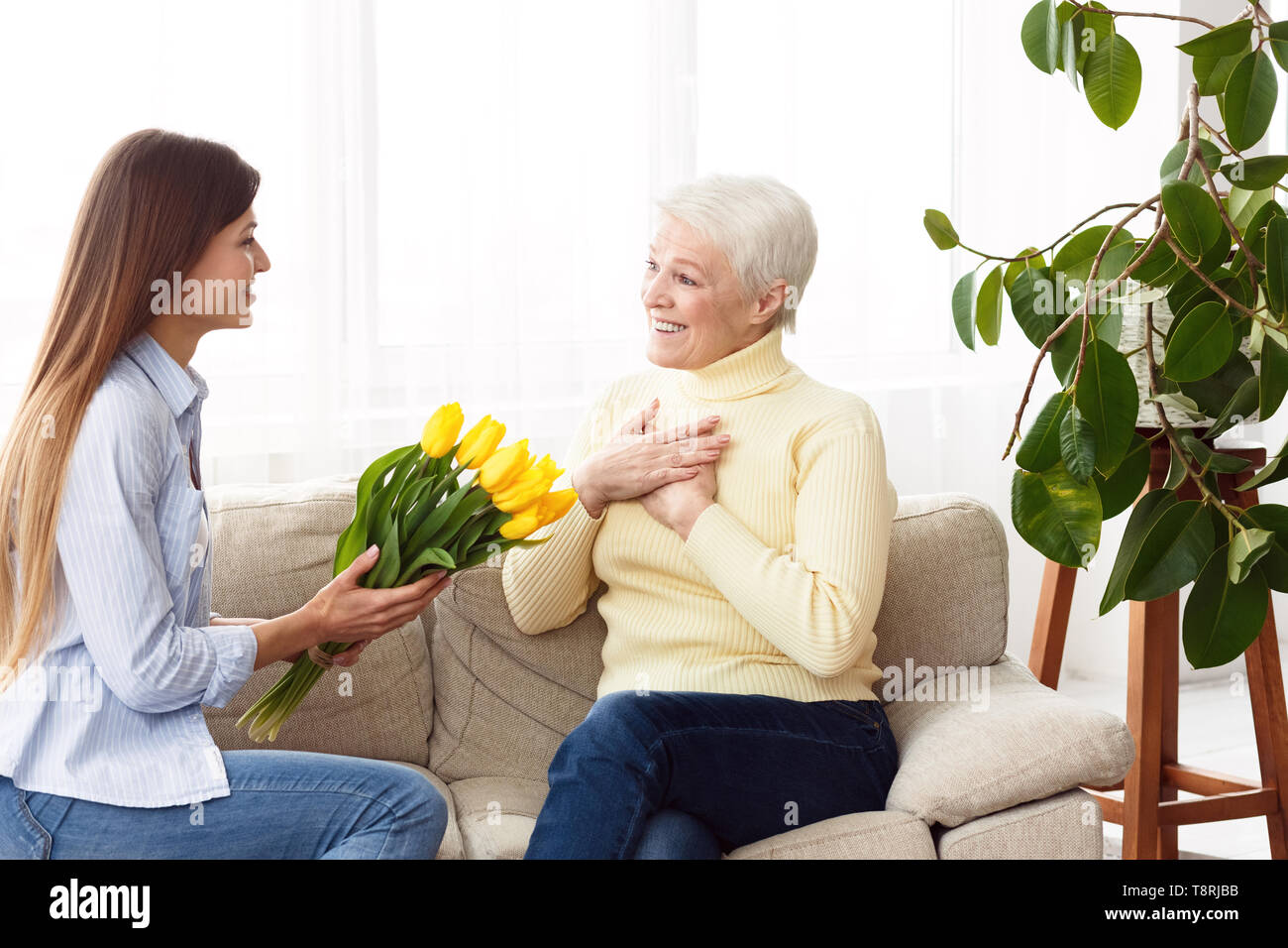 Heureuse fête des mères. Fille de donner à maman bouquet Banque D'Images