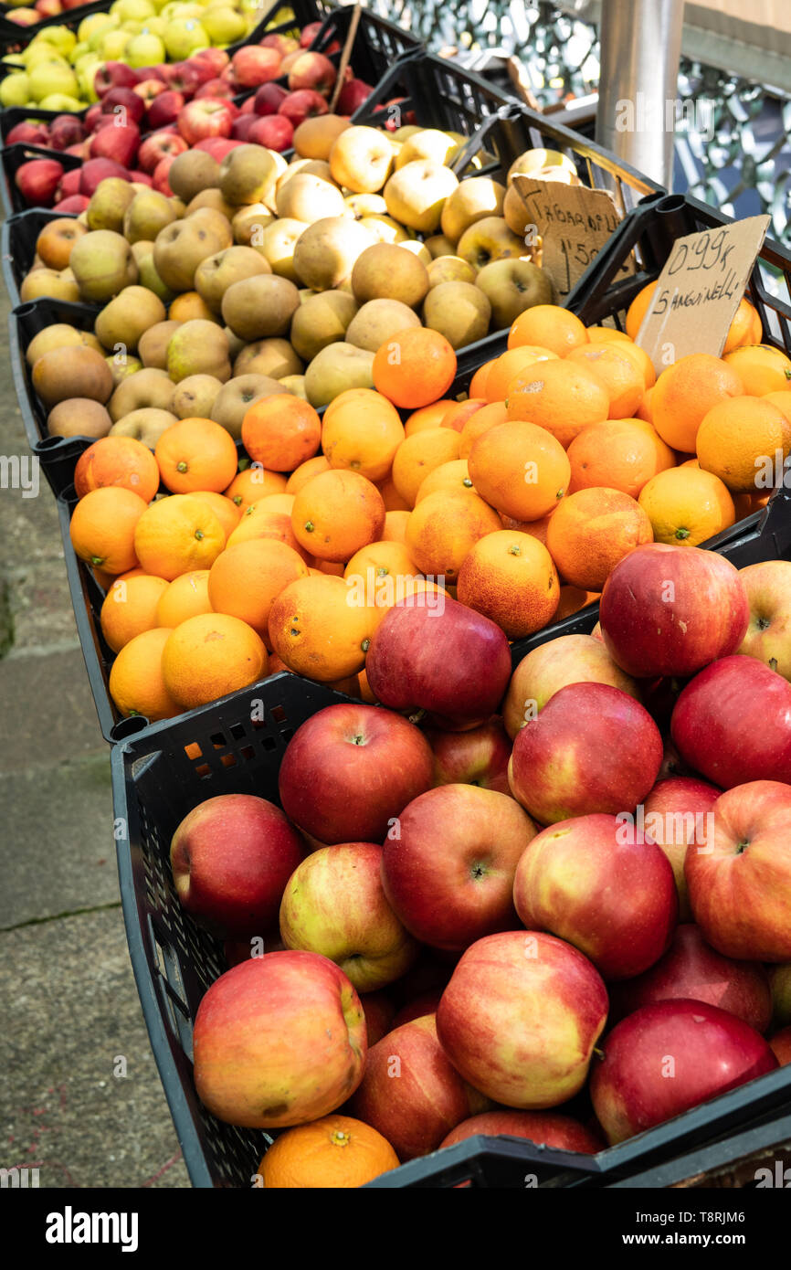 Produits frais bio pommes sur caisses à farmers market. Santoiago de Compostela, Espagne Banque D'Images