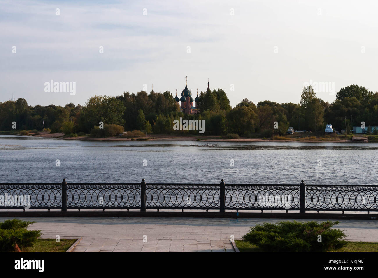 YAROSLAVL, Russie - le 21 septembre 2018 : Vue de l'allée des fontaines et le monument en l'honneur du 1000e anniversaire de Yaroslavl sur la Strelka Banque D'Images