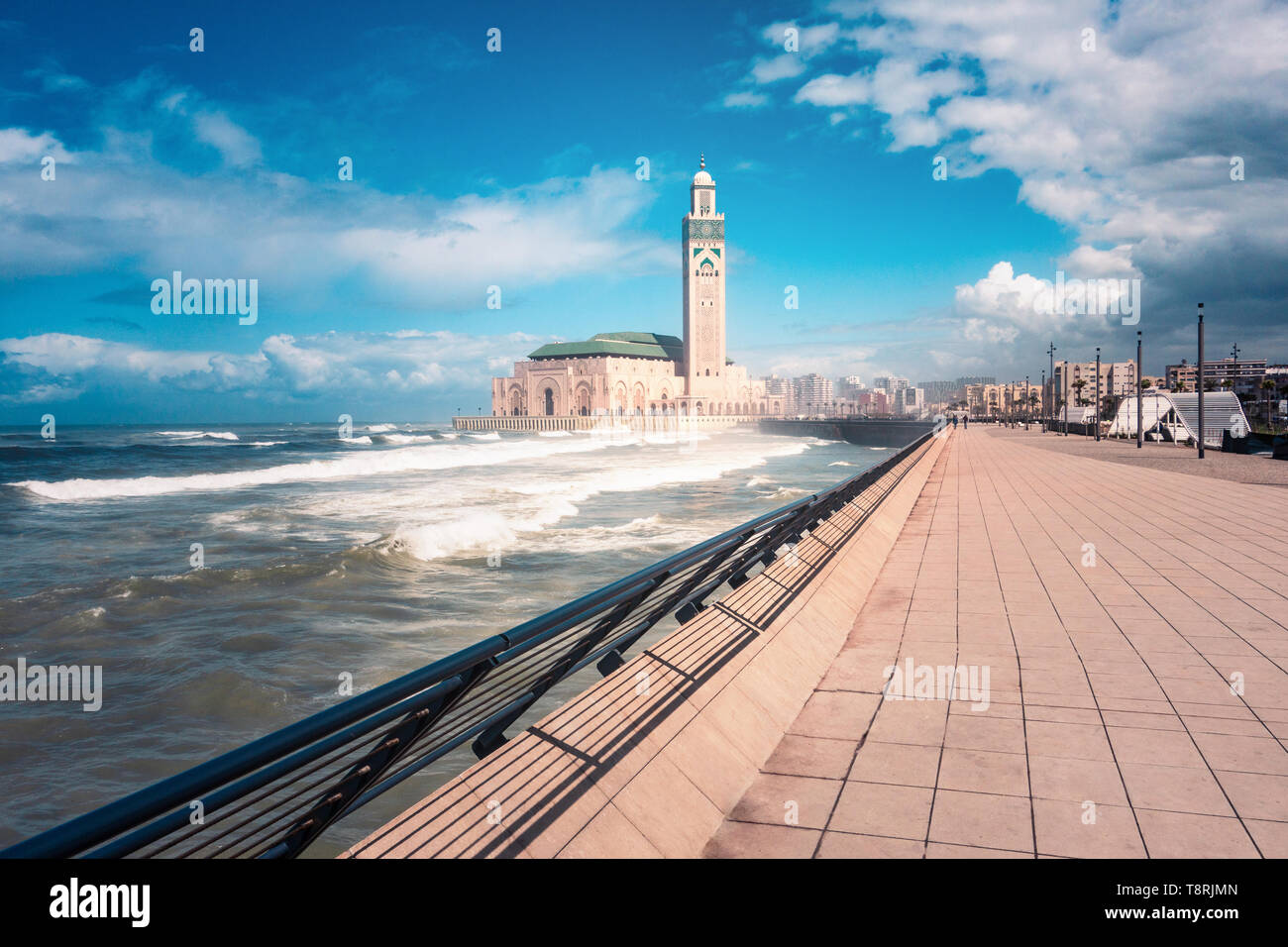 Vue panoramique sur la Mosquée Hassan II de la promenade alley - Casablanca - Maroc Banque D'Images