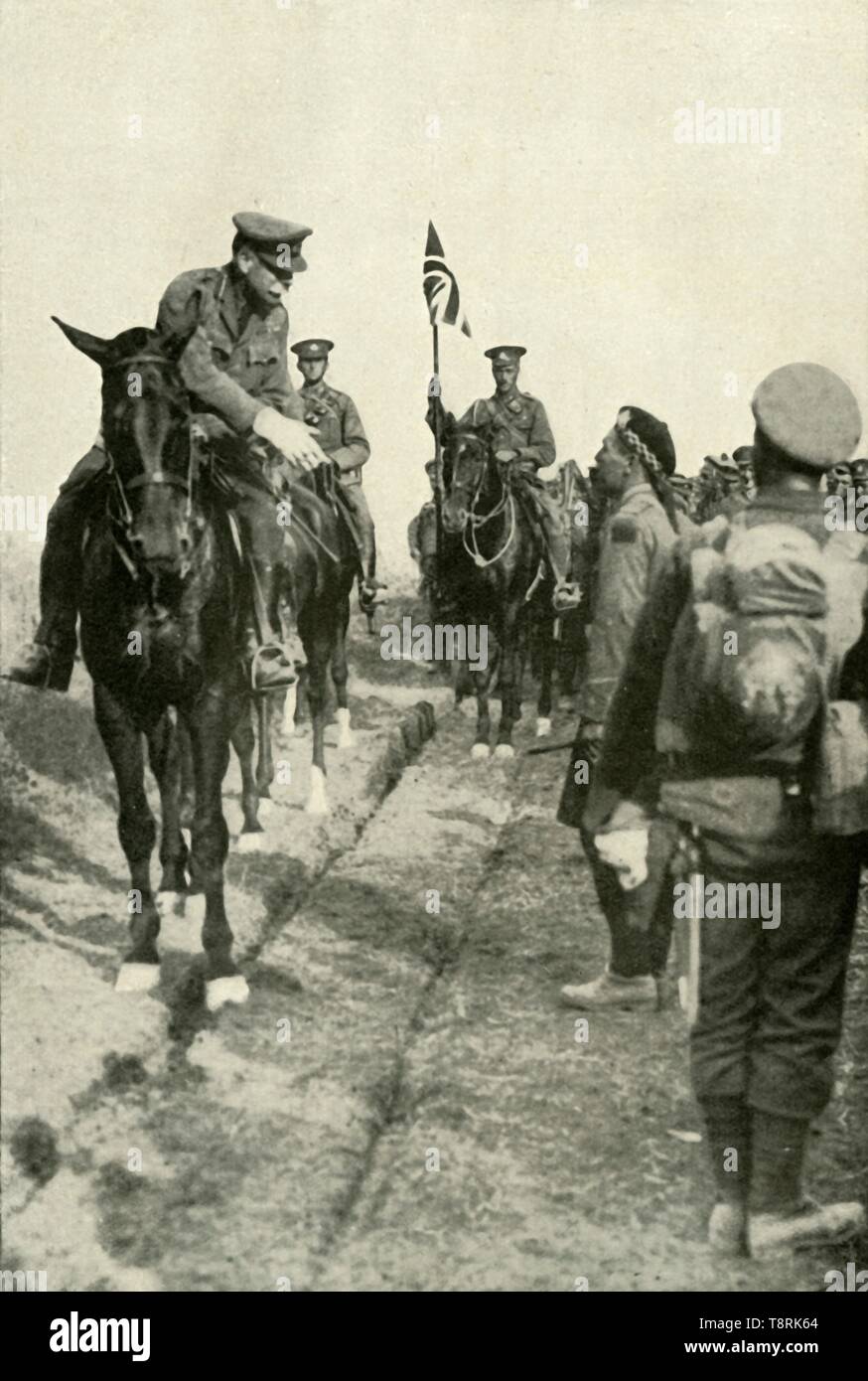 "Le feldmaréchal remerciant ses troupes", (1919). Créateur : Inconnu. Banque D'Images