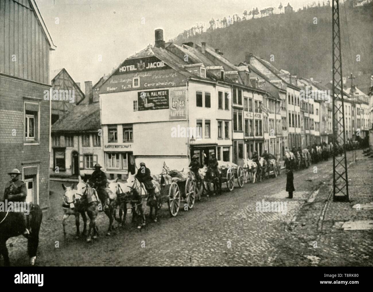 'Notre transport passant par Malmedy, la première ville allemande sur la frontière", (1919). Créateur : Inconnu. Banque D'Images
