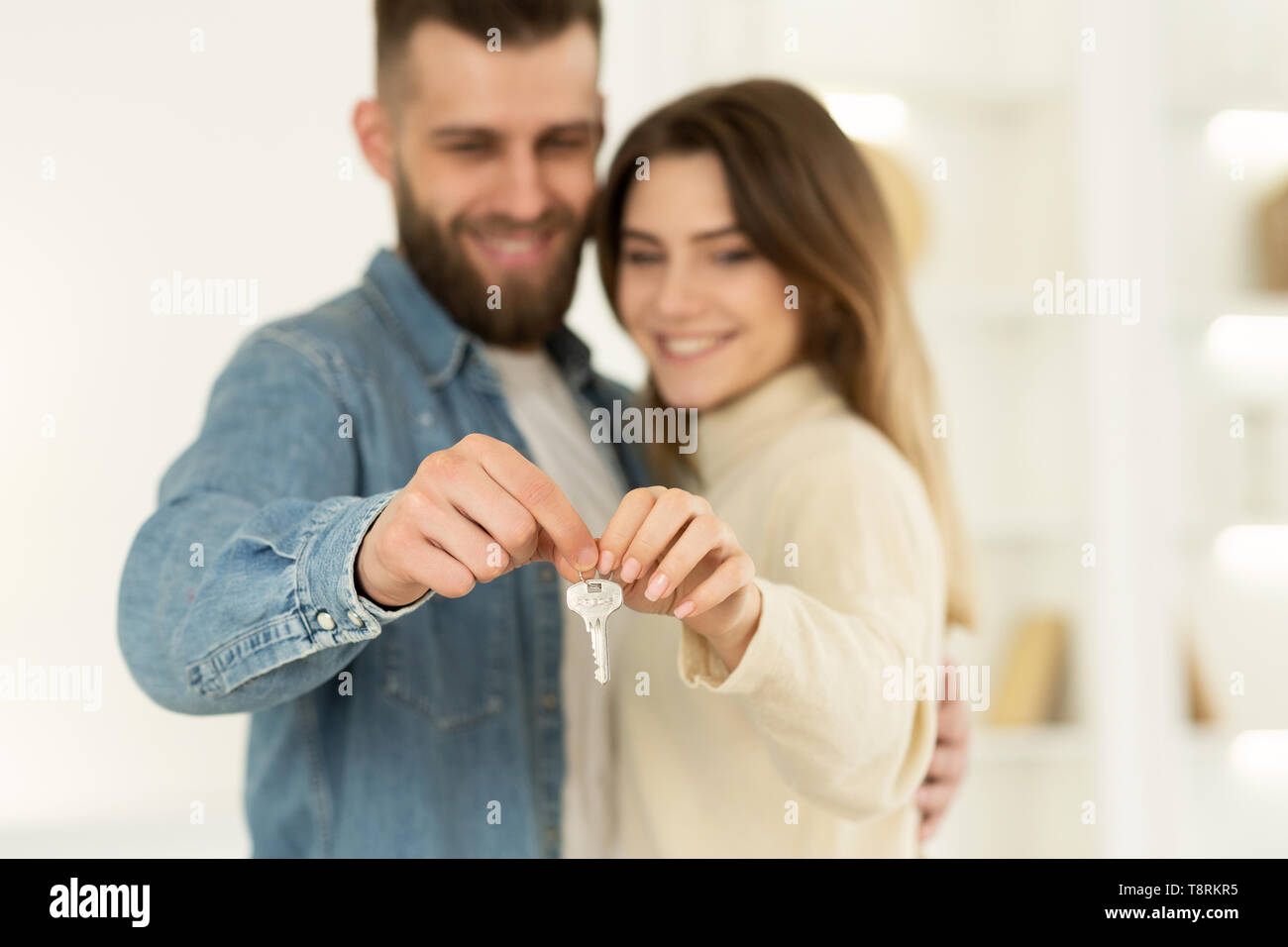 Nouveaux propriétaires. Young Couple Holding House Key Banque D'Images