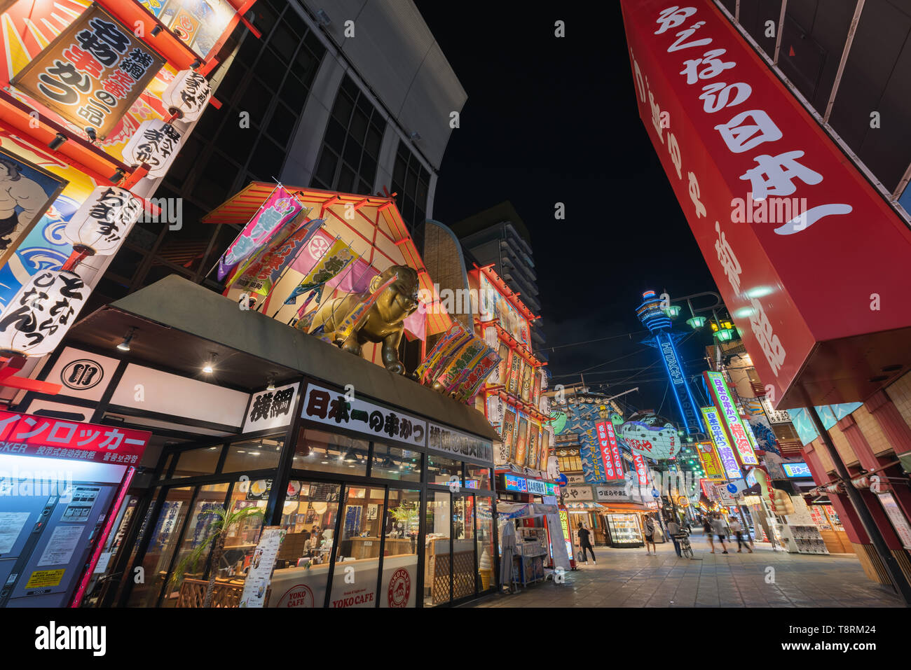 Vue de nuit des bars et restaurants à Osaka, Japon. Banque D'Images