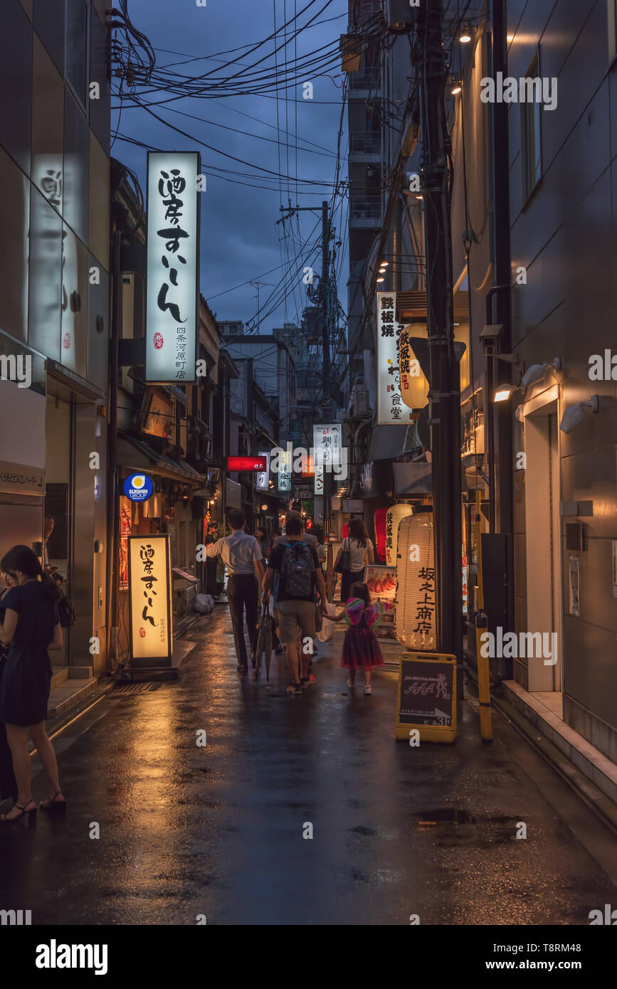 Vue de nuit des bars et restaurants à Osaka, Japon. Banque D'Images