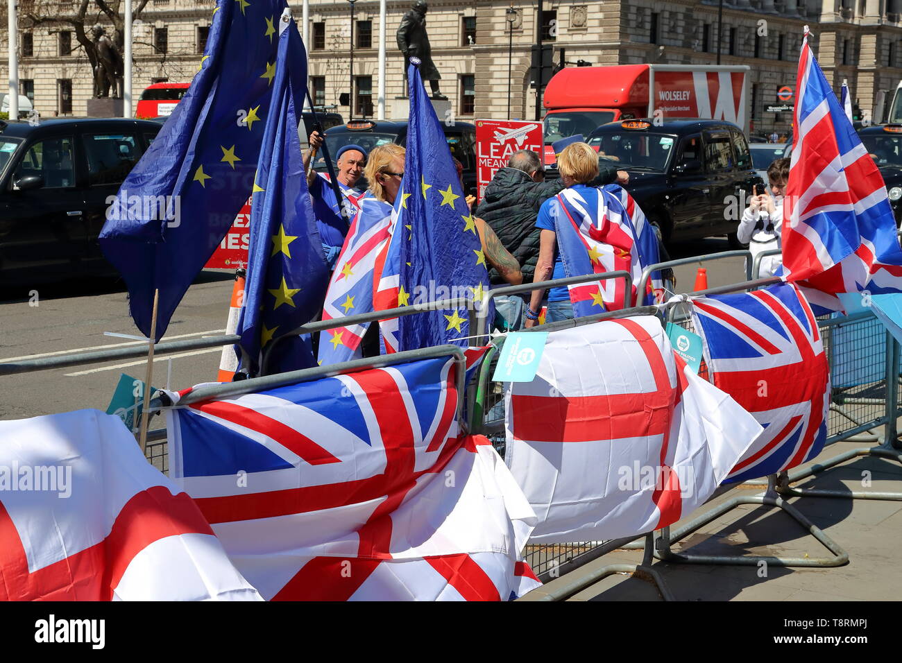 Londres, Royaume-Uni. 14 mai 2019. De petits groupes de pro-UE et Brexit partisans manifester dans le calme en face de la Maison des Parlements, à Westminster. Credit : Uwe Deffner / Alamy Live News Banque D'Images