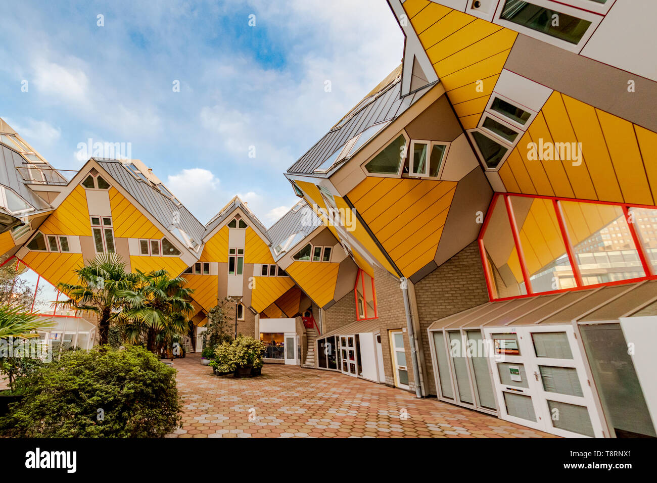 Maisons Cube - Holland Casino à Rotterdam Pays Bas - l'architecte Piet Blom - maisons jaune - architecture moderne - maisons modernes - maison moderne Banque D'Images