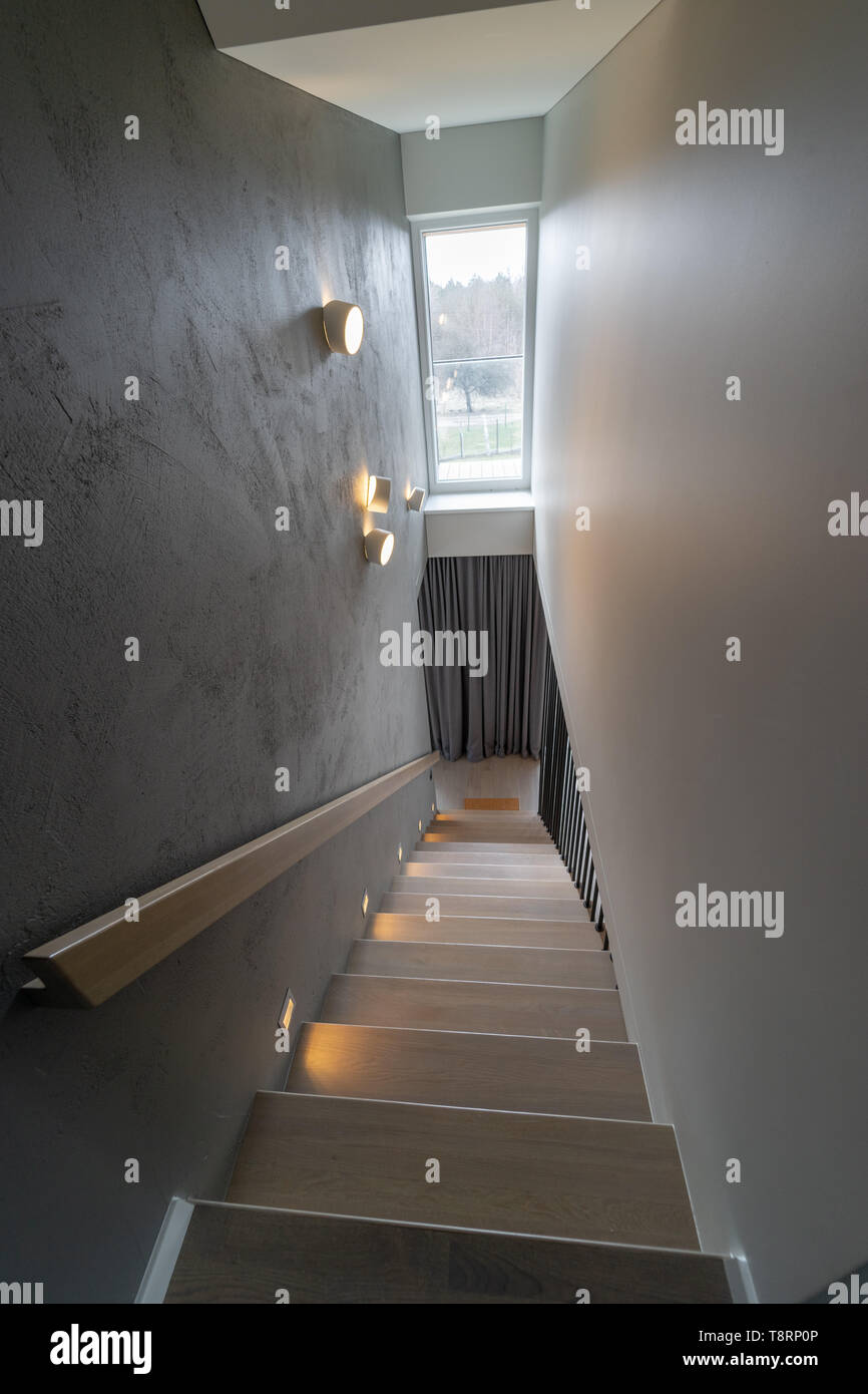 Escalier en bois avec fenêtre et éclairage moderne et originale Photo Stock  - Alamy