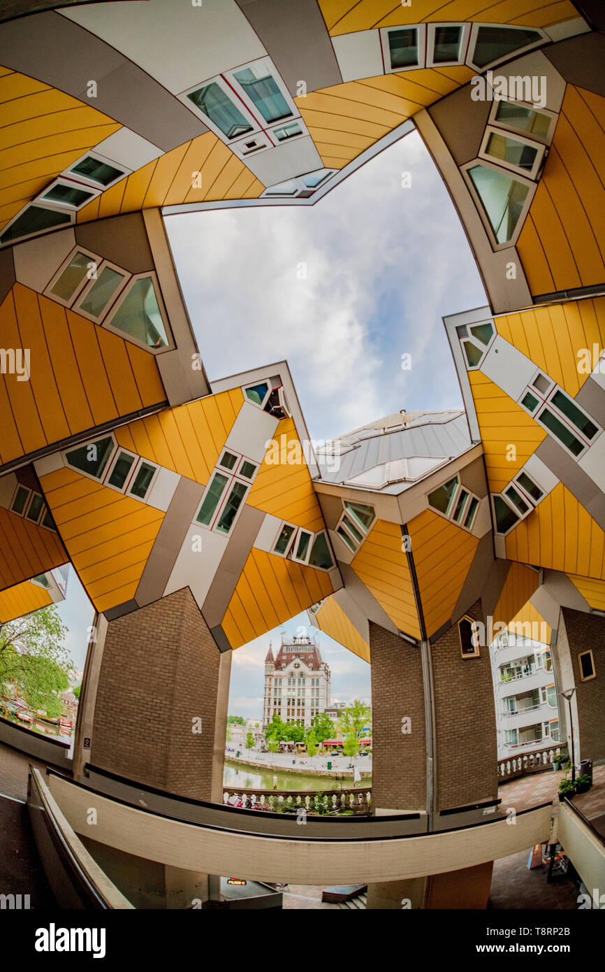 Maisons Cube - Holland Casino à Rotterdam Pays Bas - l'architecte Piet Blom - maisons jaune - architecture moderne - maisons modernes - maison moderne Banque D'Images