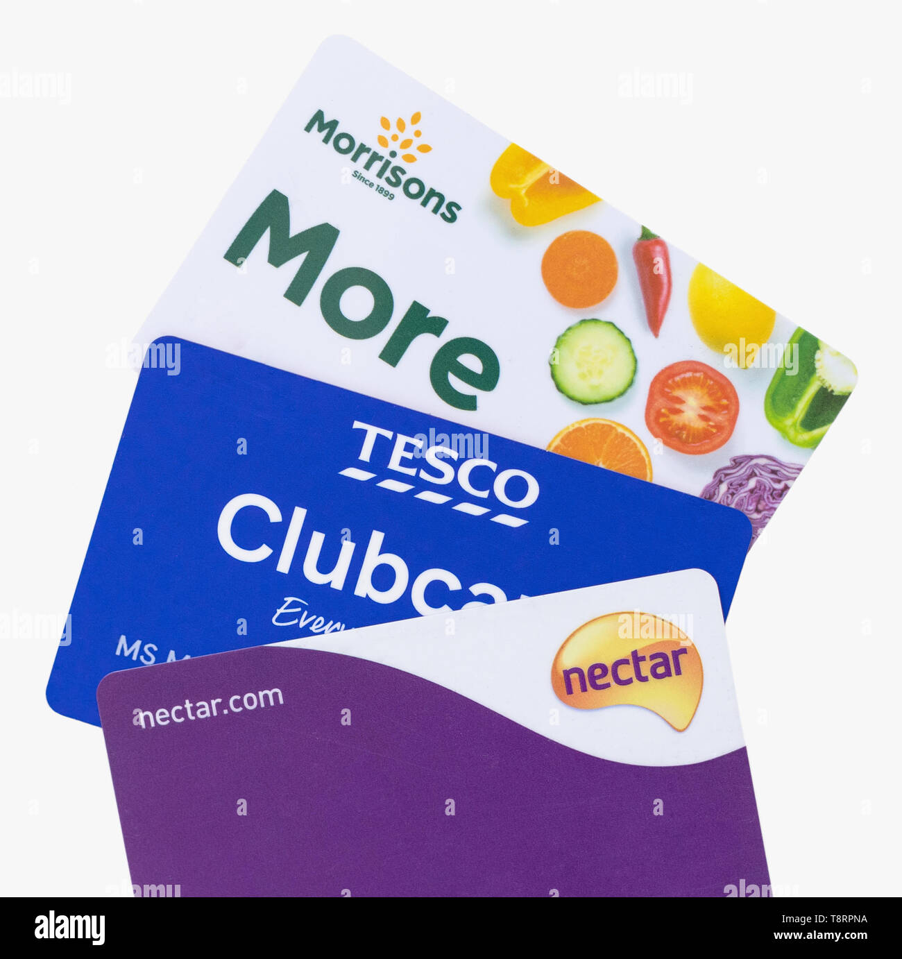 Londres, Royaume-Uni - 14 mai 2019 - Nectar Sainsburys, carte clubcard Tesco et Morrisons Plus de cartes isolé sur fond blanc Banque D'Images