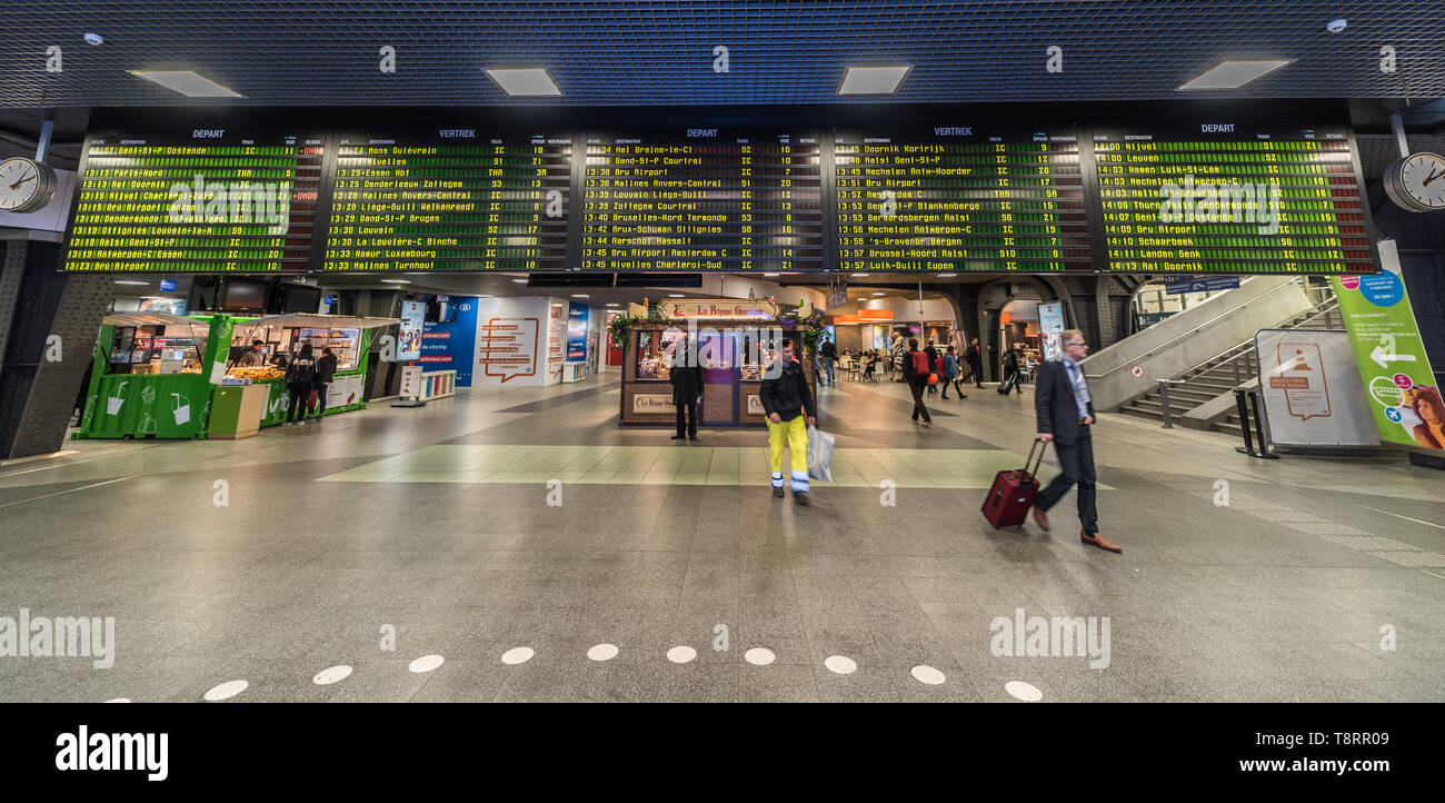 Au sud de Bruxelles / Belgique - 0321 2018 : l'horaire électronique des trains belges dans le Bruxelles Gare du Sud Banque D'Images