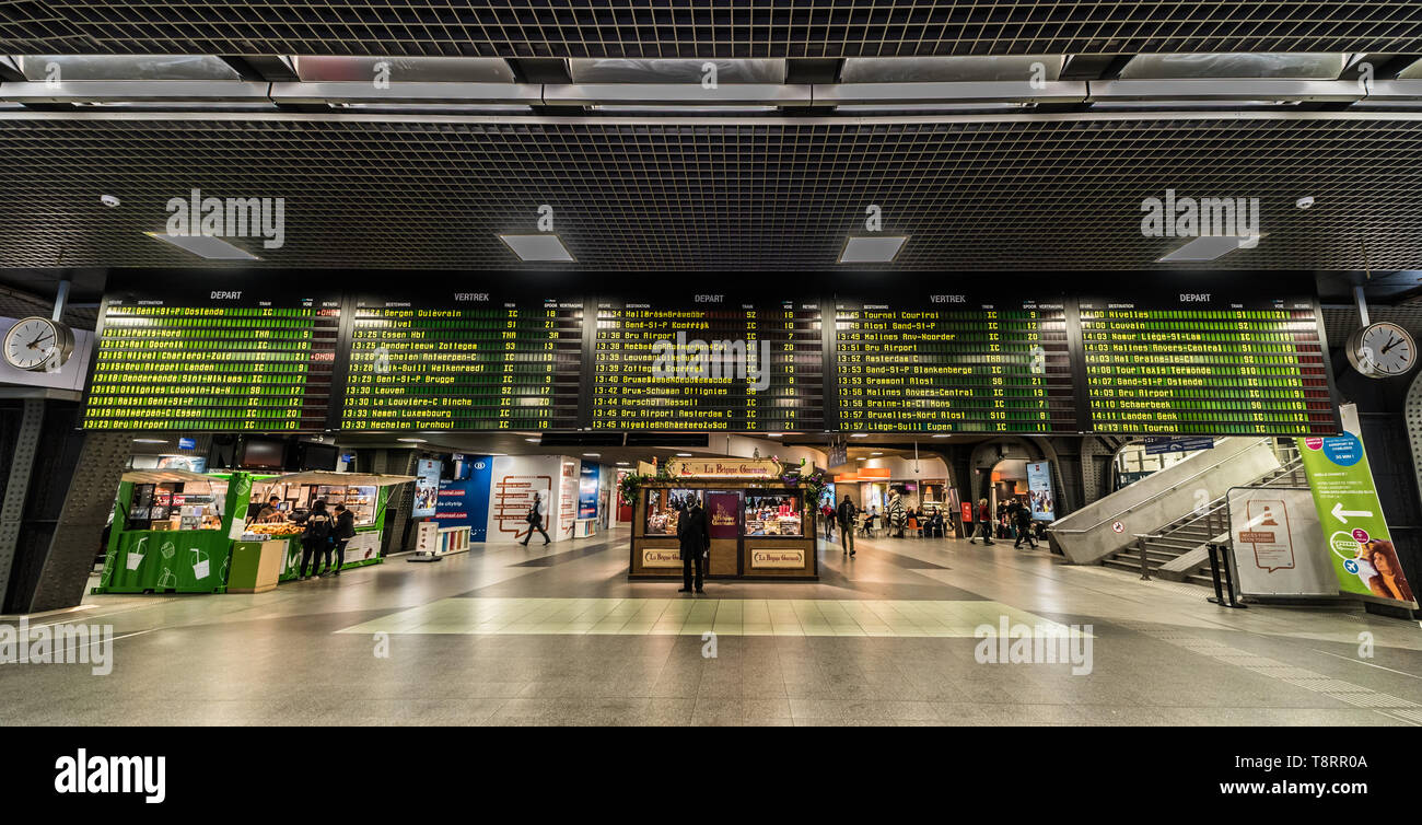Au sud de Bruxelles / Belgique - 0321 2018 : l'horaire électronique des trains belges dans le Bruxelles Gare du Sud Banque D'Images