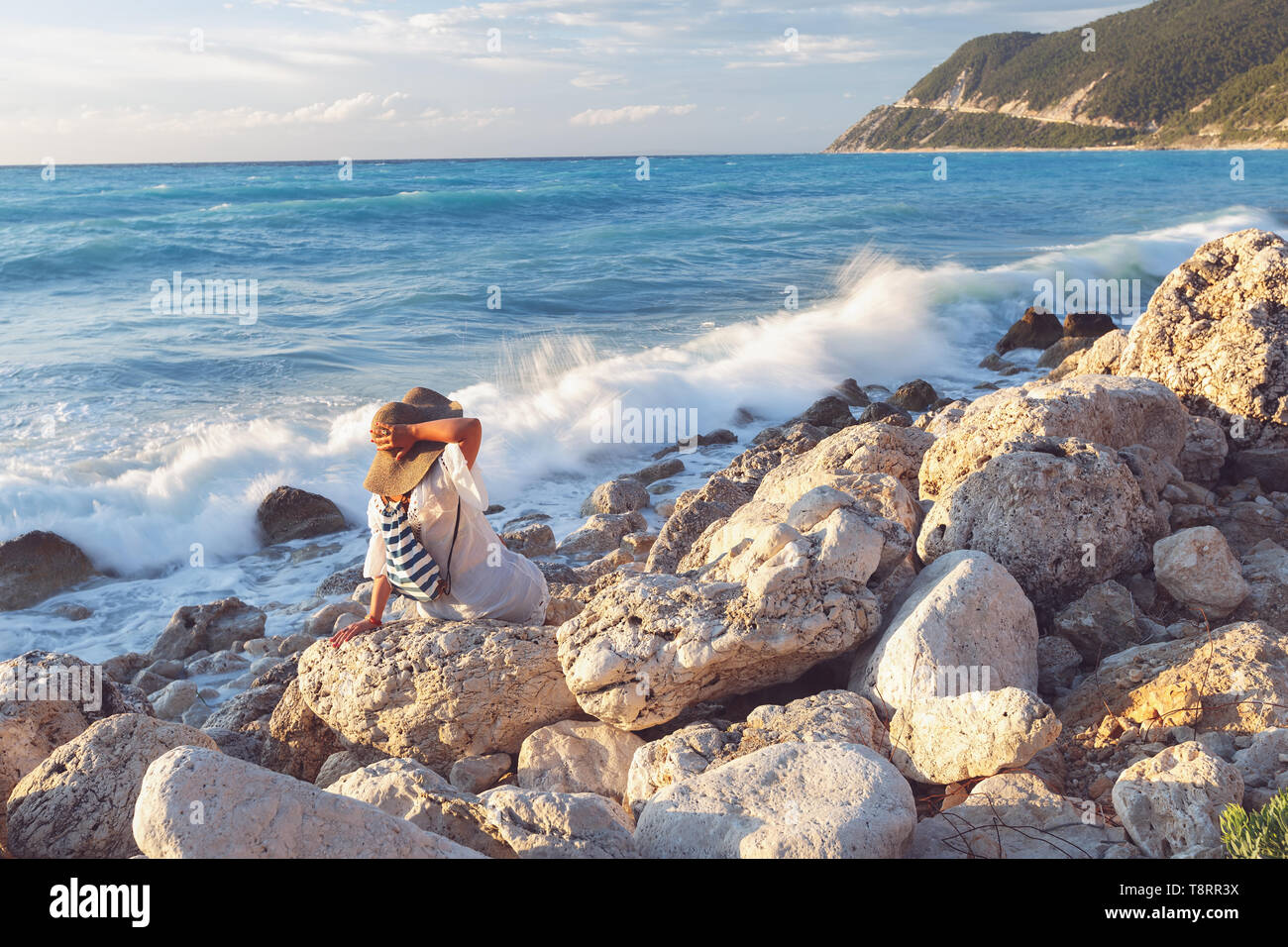Belle femme avec un chapeau de détente à la mer Banque D'Images