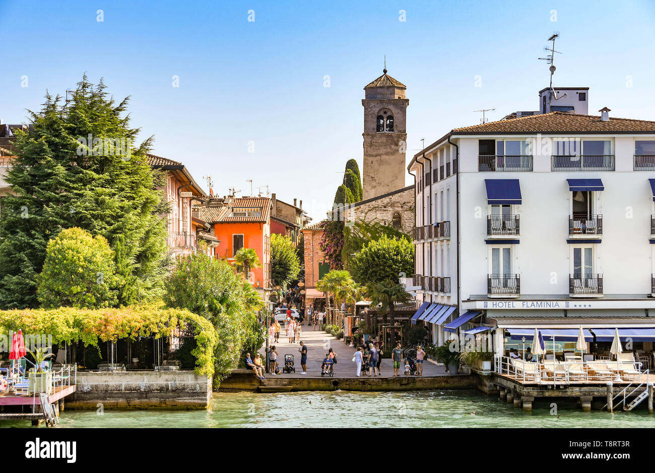 SIRMIONE, Lac de Garde, ITALIE - Septembre 2018 : les bâtiments au bord du lac et l'hôtel Flaminia Sirmione au bord du lac sur le lac de Garde Banque D'Images