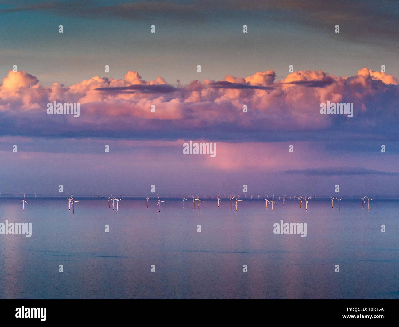 Éoliennes au large de la station balnéaire du nord du Pays de Galles de Llandudno au crépuscule. Gwynt y Môr wind farm. Banque D'Images