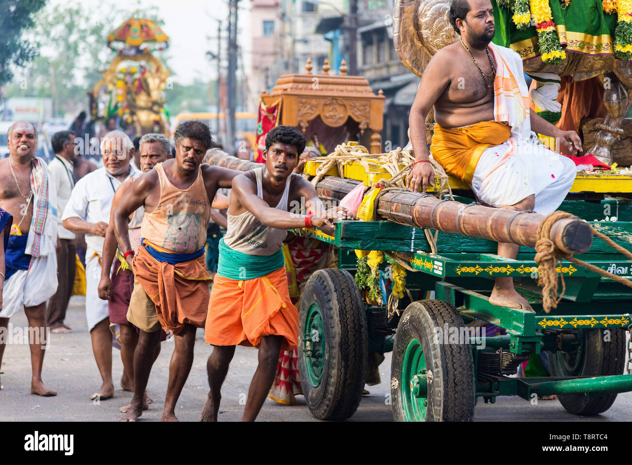 Madurai, Inde - le 23 août 2018 : dévots tirant des chars avec des statues de divinités Meenakshi Amman Temple pour la cérémonie de la dormition Banque D'Images