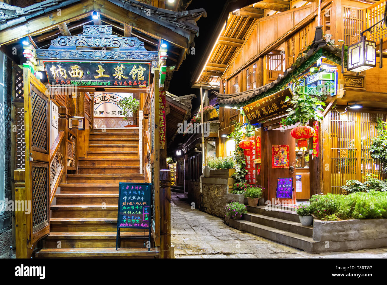 Lijiang, Chine - le 26 avril 2019 : les restaurants de Naxi de Lijiang dans la nuit. Vieille ville est un site du patrimoine mondial de l'UNESCO Banque D'Images