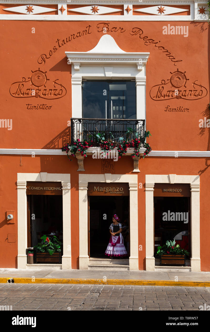 Mexique - restaurant de l'extérieur d'un restaurant au décor coloré, Campeche, site du patrimoine mondial de l'Amérique latine, Mexique Banque D'Images