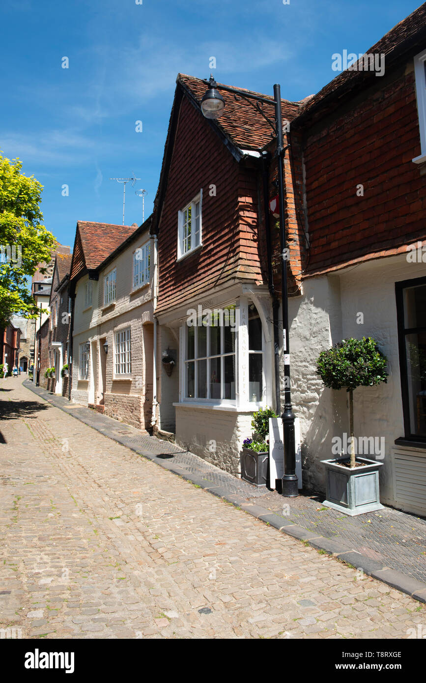 La rue principale pavée de Lombard Street dans le centre de Petworth en début d'après-midi à la mi-mai. West Sussex, England, UK Banque D'Images