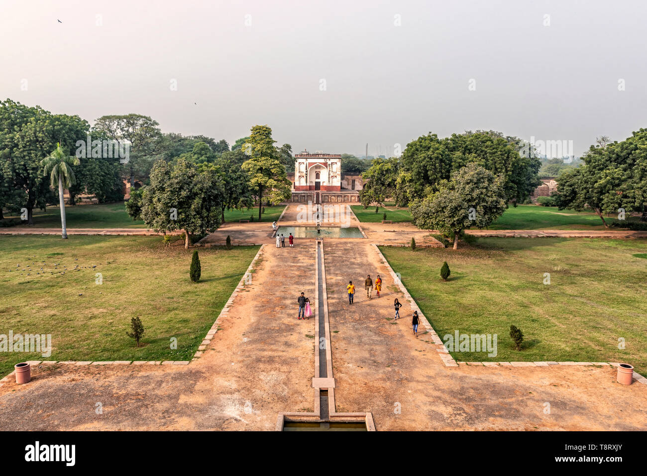 Delhi, Inde - Nov 9, 2018 : les touristes visitant Humayun Tomb UNESCO World Heritage site construit au 16ème siècle et situé dans la région de Nizamuddin East, Delhi, en Banque D'Images