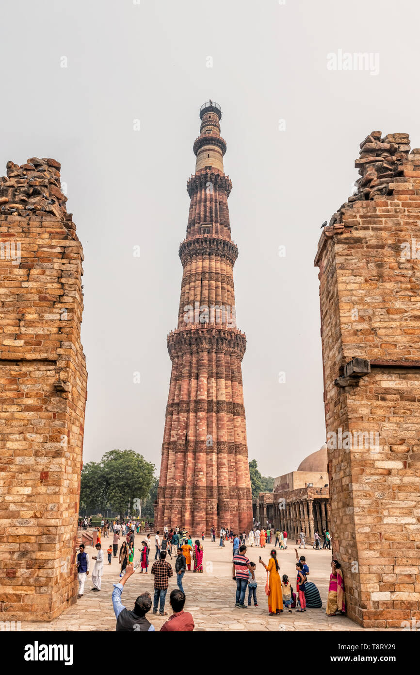 Delhi, Inde - 10 Nov 2018 : les touristes visitant Qutub ou Qutab le plus haut minaret du monde composé de briques, de 73 mètres de hauteur. C'est monde de l'UNESCO Il Banque D'Images