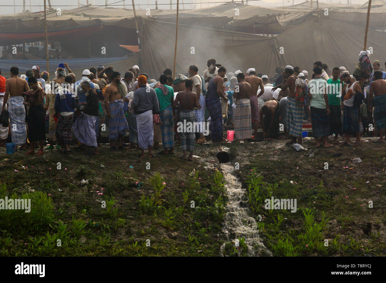 Les dévots baignades dans un coin de l'Biswa Ijtema locaux sur la banque du fleuve Turag à Tongi à Gazipur. Biswa Ijtema le deuxième plus grand rassemblement Banque D'Images